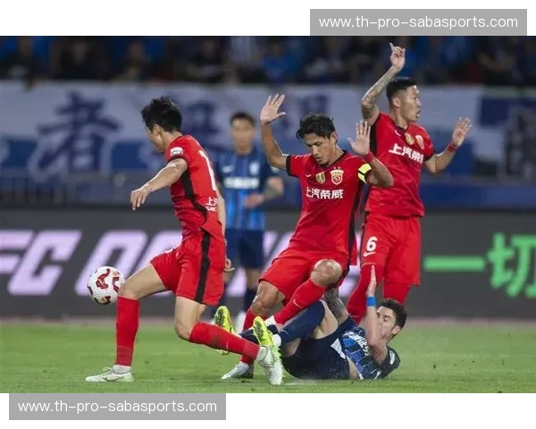 针锋相对的绿茵江湖:当上海海港遇见河南建业,是豪门的谢幕还是草根的狂欢?